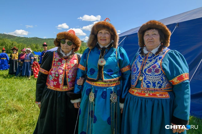 Прекрасная традиционная женская одежда бурят на конкурсе семей. Меха, орнамент, украшения — все ручная работа | Источник: Олег Фёдоров / CHITA.RU