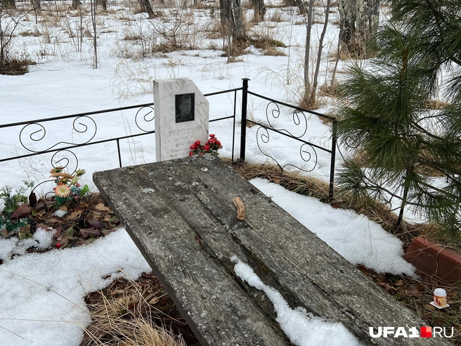 Судя по фотографии на памятнике, мужчине было около 40 лет | Источник: Андрей Бирюков / UFA1.RU