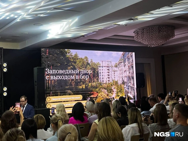 Первыми новый ЖК увидели риелторы и журналисты | Источник: Анна Скок / NGS.ru