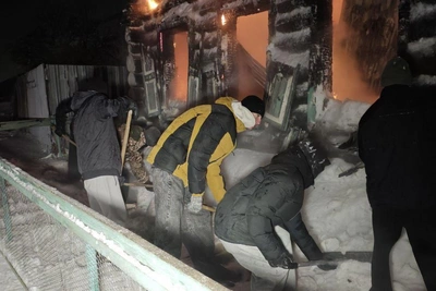 Teenagers Help Extinguish Fire in Pensioner's Home in the Urals