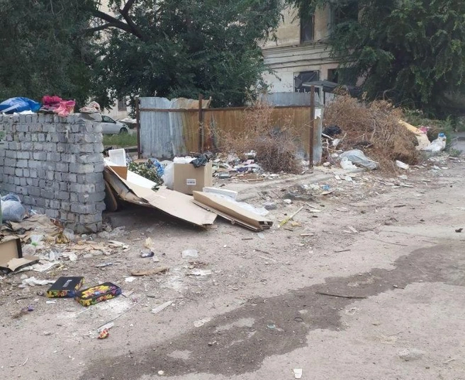 Местные жители регулярно превращают свой двор в огромную помойку | Источник: читатели V1.RU