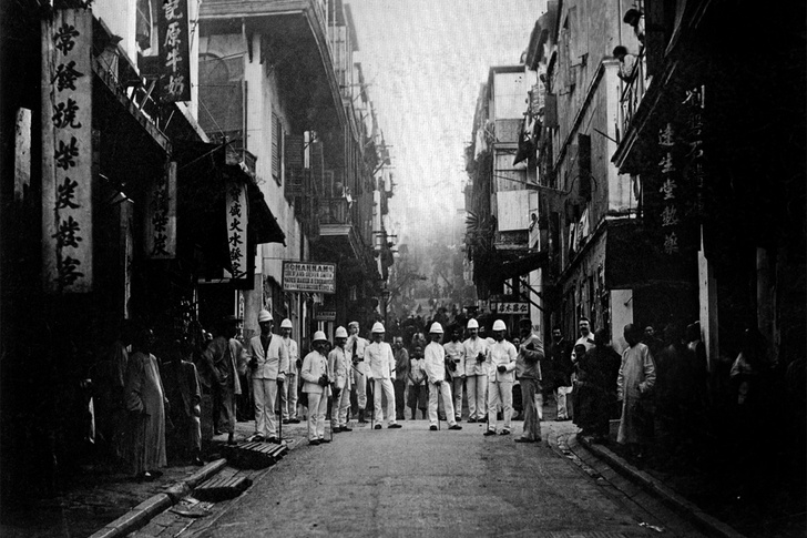 Чумные инспекторы на одной из улиц города, Гонконг, 1890 г.