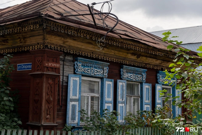 Хотя много и старых домов с наличниками на окнах  | Источник: Ирина Шарова / 72.RU 