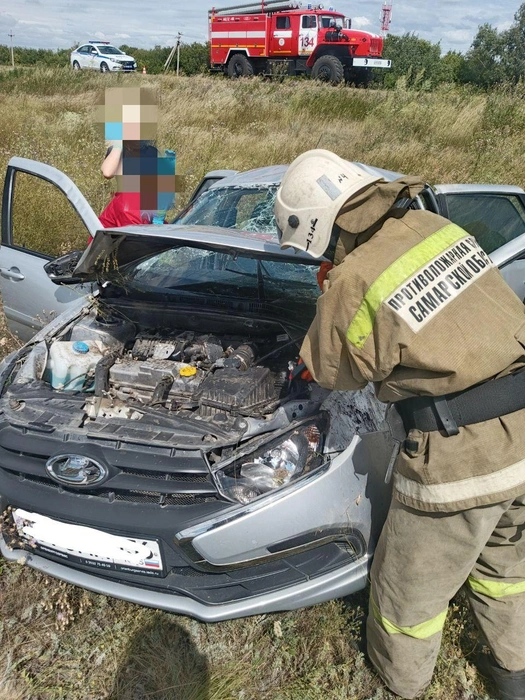 На месте ДТП в том числе работали и пожарные-спасатели ПСО 48 противопожарной службы региона | Источник: Центр по делам ГО, ПБ и ЧС Самарской области