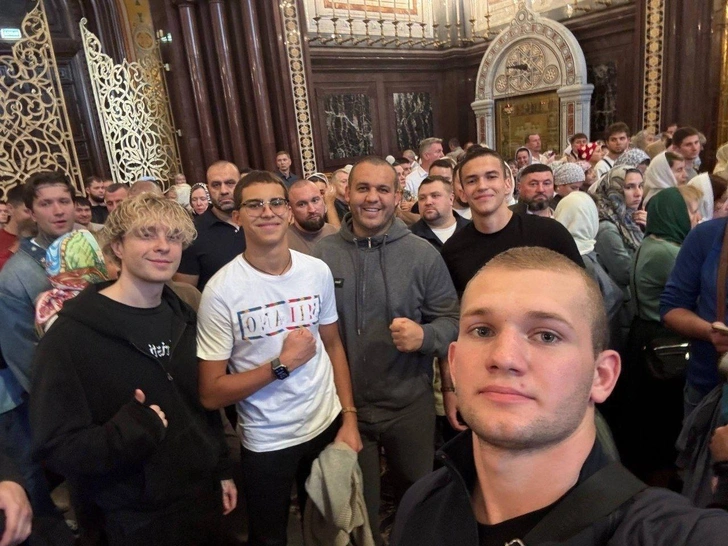 Егор Крид с друзьями в храме на службе