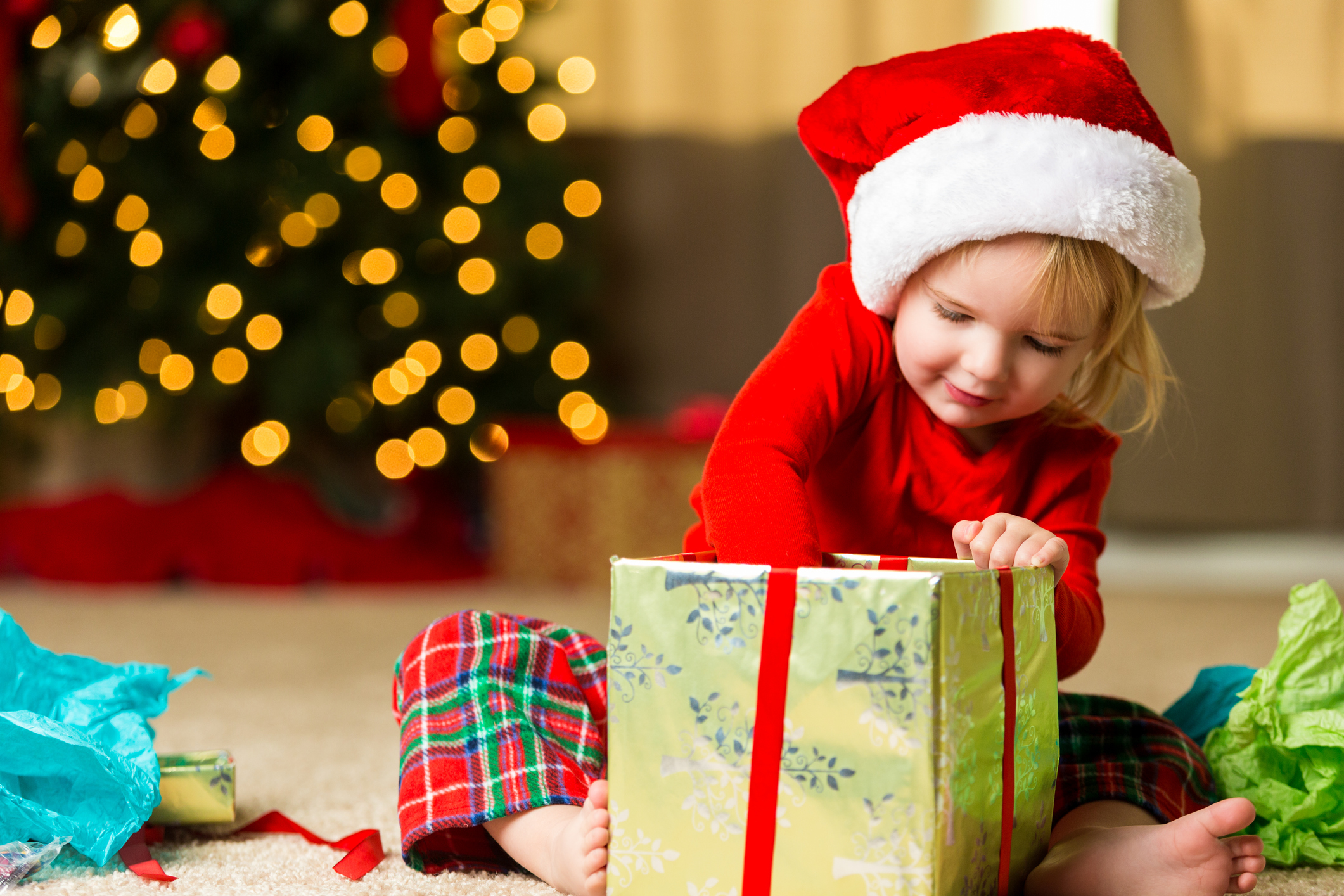 Рождество дарят подарки. Новогодние подарки для детей. Подарок на новый год. Новогодние подарки под елкой. Рождественский подарок детям.