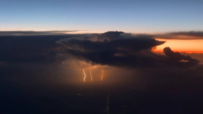 Лететь в грозу самолетам опасно — можно повредить машину | Источник: Владимир Власов