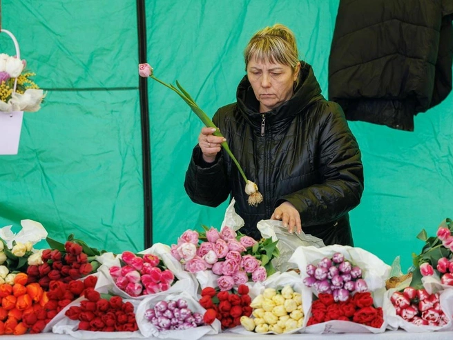 Продавцы предлагают как готовые букеты, так и возможность купить цветы по отдельности. | Источник: Алексей Волхонский / V1.RU