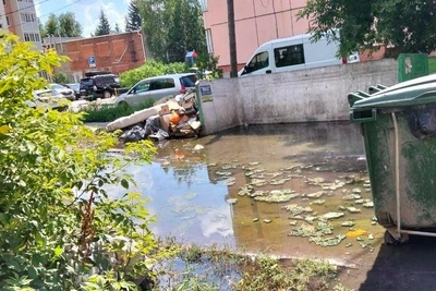 Жители Омска массово жалуются на затопленные дворы