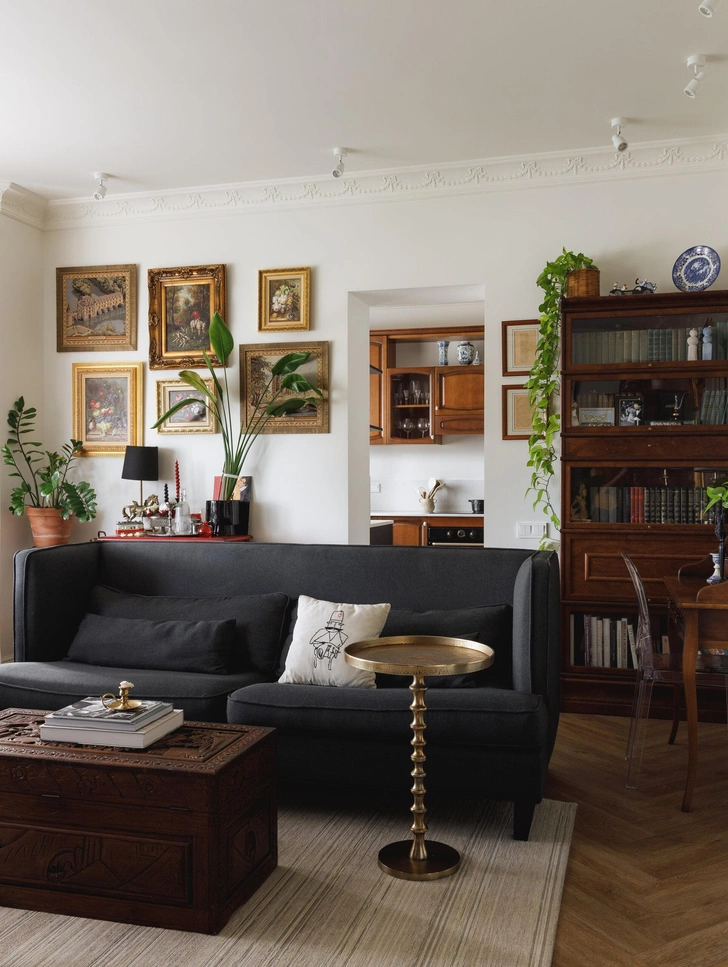 Сундук-столик, винтаж. Книжный стеллаж, Bjorkkvist. Ковер, Zara Home. Кухонный гарнитур, Decorum. | Источник: Елизавета Гуровская. Силь: Анна Стрижак