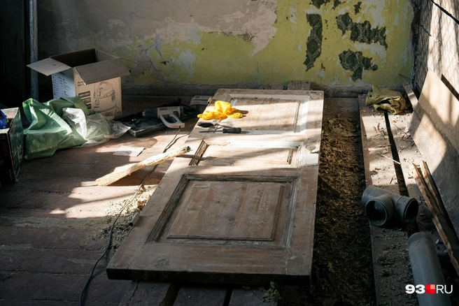 Реставрация межкомнатной двери уже начата | Источник: Дарья Паращенко / 93.RU