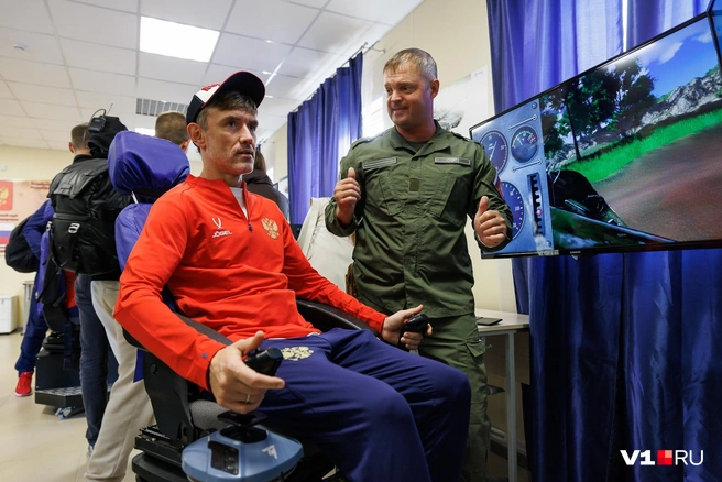 У спортсменов была возможность попрактиковаться в управлении танком | Источник: Алексей Волхонский / V1.RU
