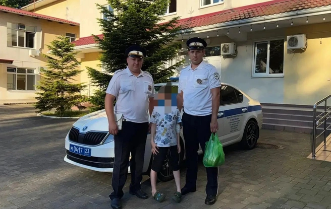 Госавтоинспекторы навестили ребенка в больнице | Источник: Полиция Сочи / МАХ