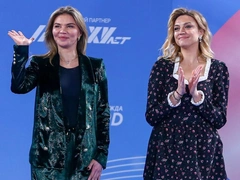 Новый образ королевы гимнастики: Кабаева в зеленом бархате и на опасных каблуках