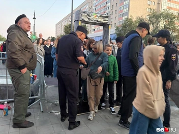 Досмотр перед «Любэ» | Источник: Николай Сальников / 56.RU