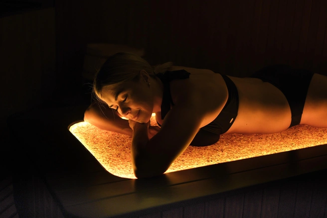 Янтарная баня с ложем из натурального камня | Источник: «SPA Контраст»