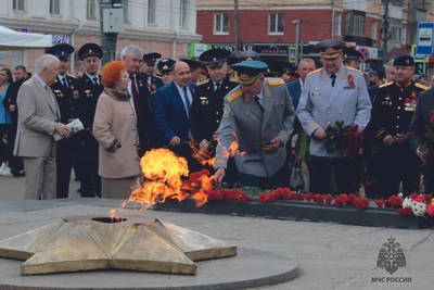Сотрудники МЧС почтили память героев в Орле