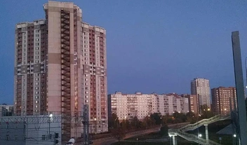 Общежитие «Трилистник» (слева) | Источник: annabeschetnova / «Яндекс Карты»