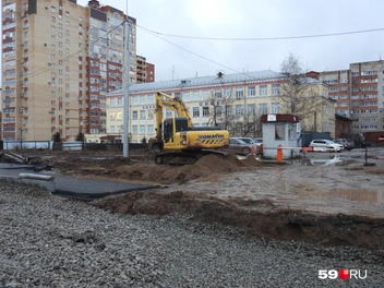 Сейчас граница заасфальтированного участка у съезда к дому по Борчанинова, 15 | Источник: Кирилл Хафизов / 59.RU