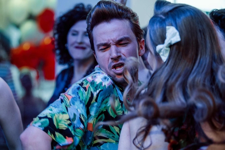 Обязательно к просмотру: 7 сериалов с суперзвездным актерским составом | Источник: кадр из сериала «Надвое» (2022)