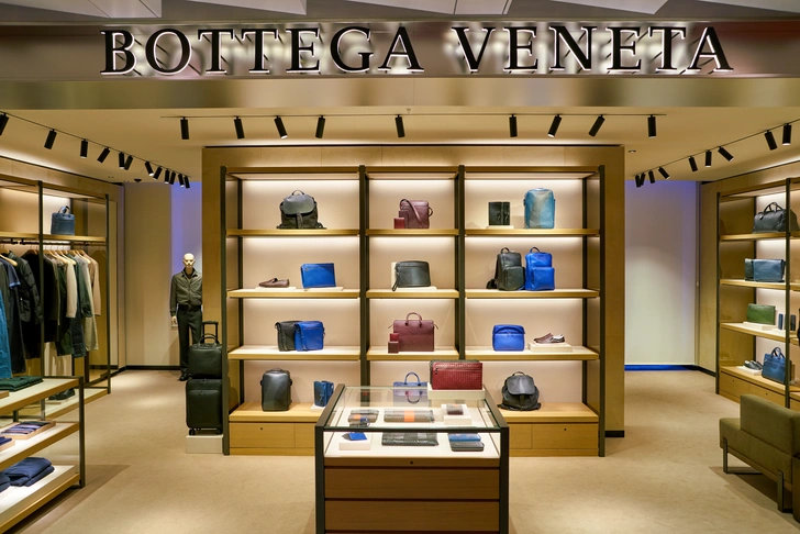 И ты, Bottega Veneta? Другу Собчак отказались продавать плавки и шлепки из-за русского паспорта