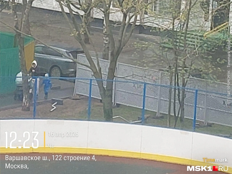 На поле привезли и установили часть ограждений | Источник: читательница MSK1.RU