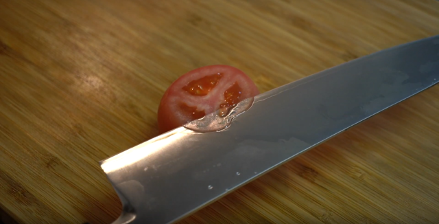 Фото №1 - Японский производитель ножей показывает, как сделать самый тонкий в мире сэндвич (видео)