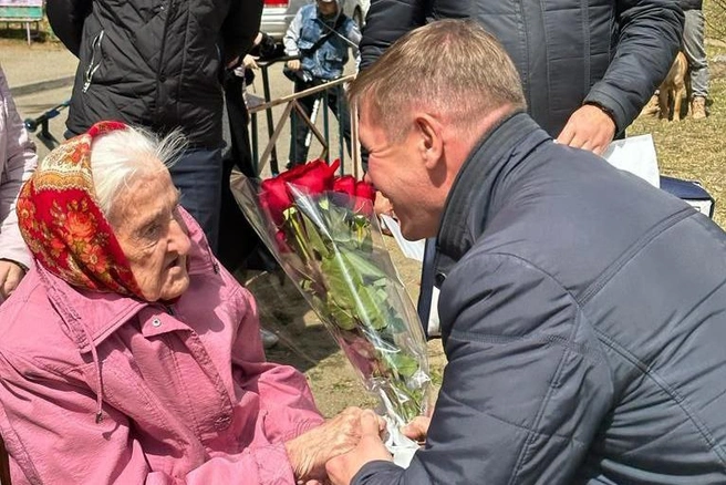Ветерана из Читы поздравили со 100-летним юбилеем В честь юбилея во дворе ветерана организовали праздник | Источник: Дума Читы / T.me