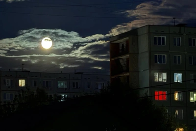 Омичи увидели последнее летнее полнолуние