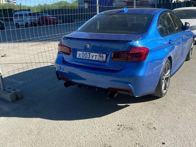 Один из поврежденных автомобилей | Источник: читатель E1.RU