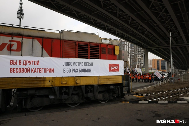 Сотрудники МЖД напомнили водителям о правилах безопасности на железнодорожных переездах | Источник: Юлия Морозова / MSK1.RU