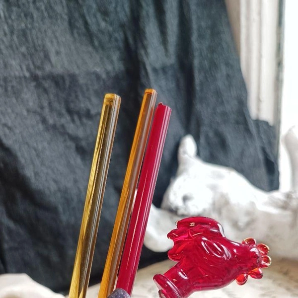 Петушок красного цвета получился благодаря микрочастицам золота в стекле | Источник: предоставлено Ксений Цыганковой