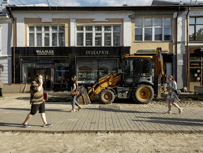 Спецтехника не мешает горожанам гулять по улице | Источник: Александр Куренной / 76.RU