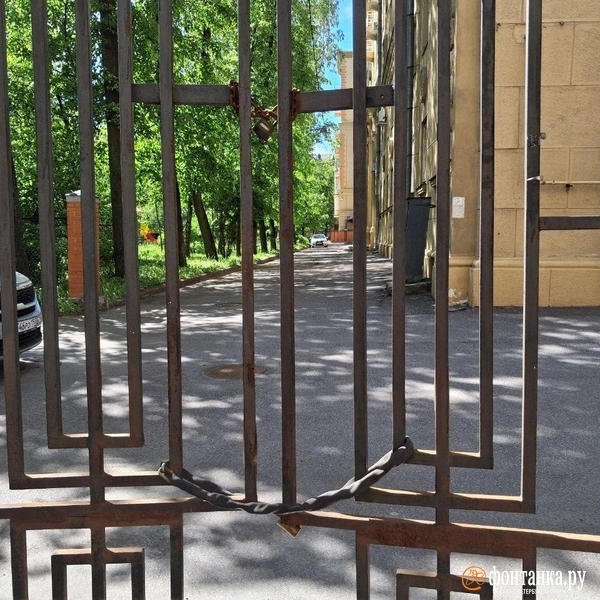 Все ворота закрыты, въезд&nbsp;— через дежурного | Источник: Анна Мотовилова / FONTANKA.RU