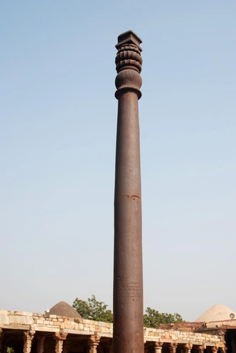 Не ржавеет 1600 лет: секрет индийского железного столба, над которым ломали голову ученые | Источник: PIYUSH TIWARI/Shutterstock/Fotodom.ru