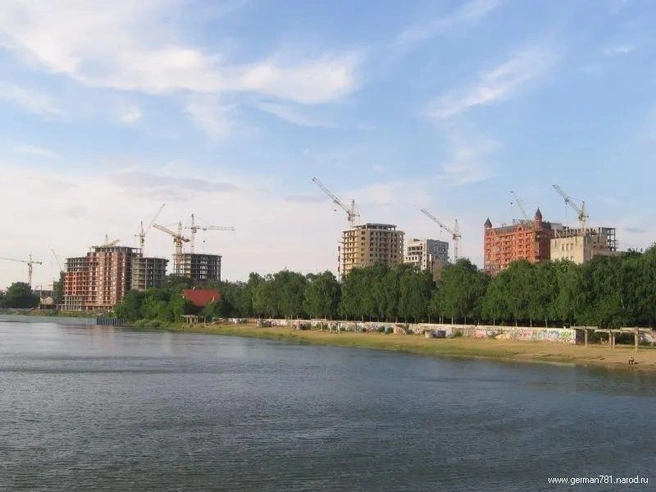 Вид с Затона на еще строящиеся многоэтажки. Справа - ЖК 