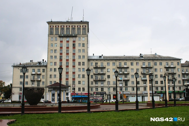 Жители время от времени спорят, стоит ли считать башней выделяющийся корпус знаменитого дома на улице Кирова, 21. А вы как считаете? | Источник: Игорь Епифанцев / NGS42.RU