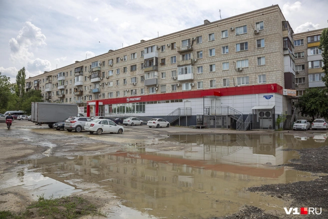 Гигантская лужа возле этого магазина давно стала местной достопримечательностью | Источник: Константин Завриков / V1.RU
