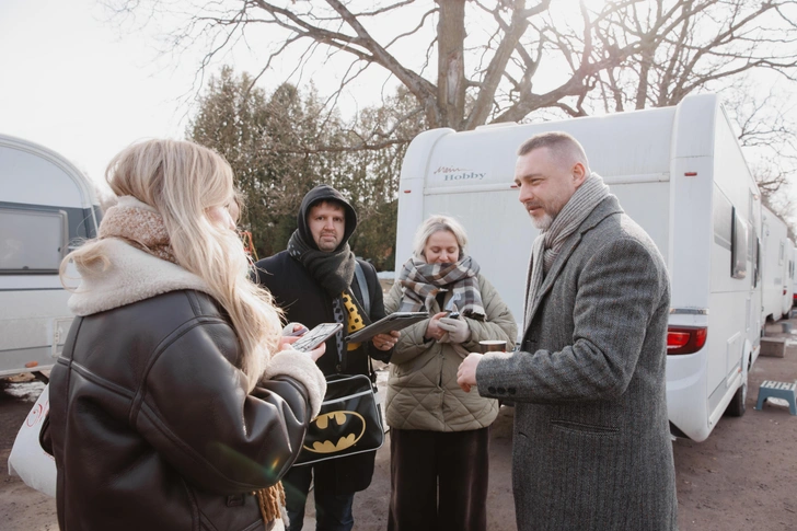 Навка с дочкой в роли камео, Север из Круэллы превратилась в Мэри Поппинс: съемки «Исполняющего обязанности»