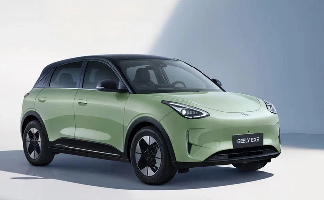 Бонус-трек — электрический Geely EX2, ставший бестселлером в Китае. Его производство налажено в Белоруссии на заводе «Белджи», откуда в Россию поставляют несколько моделей, так что и приход EX2 не исключен. 116-сильный городской хетч имеет батарею емкостью 39 кВт·ч и мотор мощностью 116 л. с. В Белоруссии цена составляет 45 тысяч рублей (примерно 1,2 миллиона российских), но в случае официальных поставок автомобиля за счет утильсбора он подорожает, вероятно, вдвое | Источник: geely-motors.com