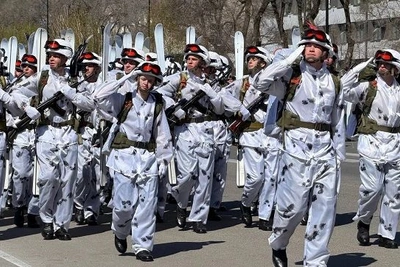 По главной улице Благовещенска промаршировали 37 парадных расчетов