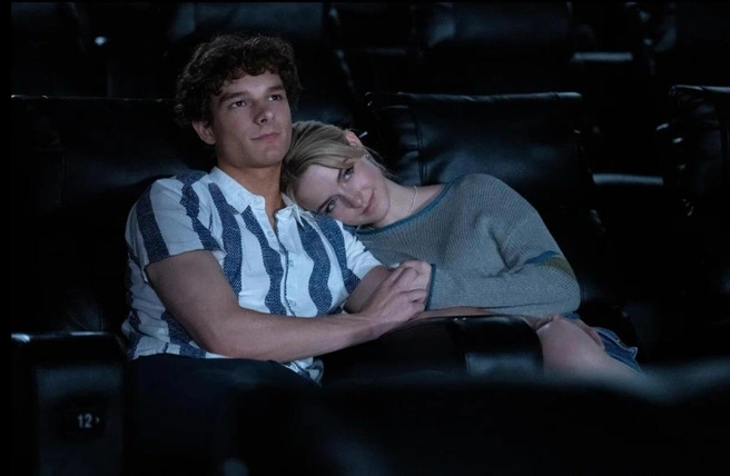 Сын Клинта Иствуда и новая «королева крика» в романтической драме «Сожалею о тебе» | Источник: кадр из фильма