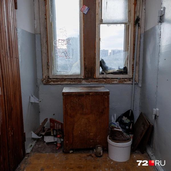 В пансионате расходятся не только плиты, но и окна. В этом году проблему решили с помощью деревянной вставки | Источник: Ирина Шарова / 72.RU
