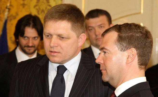 Дмитрий Медведев и Роберт Фицо в Словакии в 2010 году | Источник: пресс-служба президента России / Kremlin.ru
