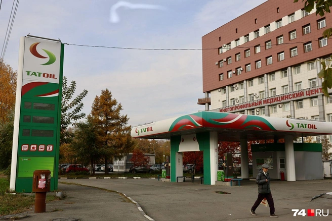 После скандала с массовой поломкой машин по-прежнему закрыты АЗС Tatoil | Источник: Михаил Шилкин