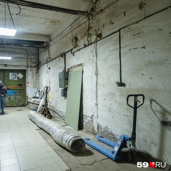 Бетонный пол в подвале практически полностью уложен плиткой. Остался только небольшой участок в помещении на фоно&nbsp;— недавно здесь демонтировали стеллаж | Источник: Тимофей Калмаков / 59.RU