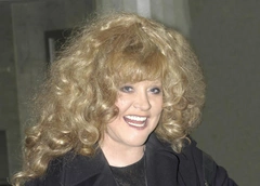 Не чересчур короткие шортики? Алла Пугачева ведет за собой Максима Галкина* на фестивале Лаймы Вайкуле