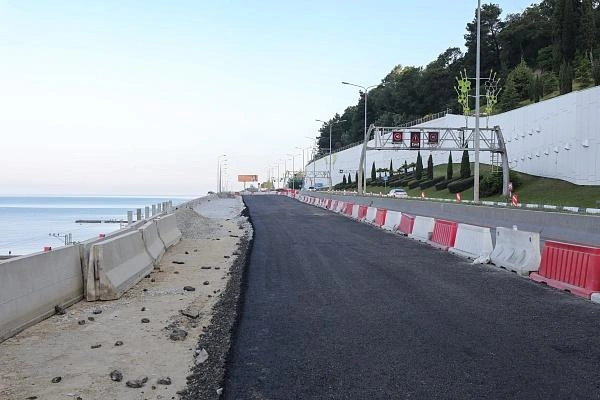 На федеральной трассе в Сочи, где собирается огромная пробка, укладывают асфальт | Источник: sochi.ru