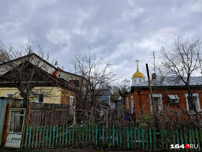 Если не оглядываться вокруг, выглядит как обычная улочка в частном секторе | Источник: Виктория Федорова / 164.RU