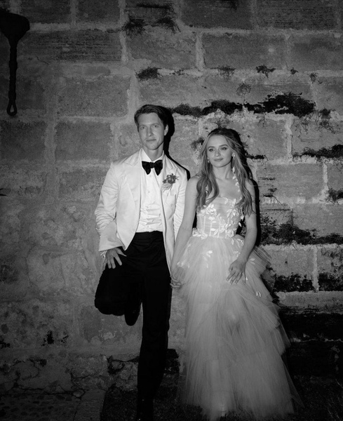 Звезда «Будки поцелуев» Джои Кинг вышла замуж в платье из лепестков: и еще 3 образа невесты